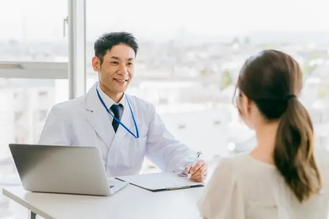 診察する医師